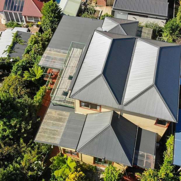 Two-tone recoat on a timber-clad home